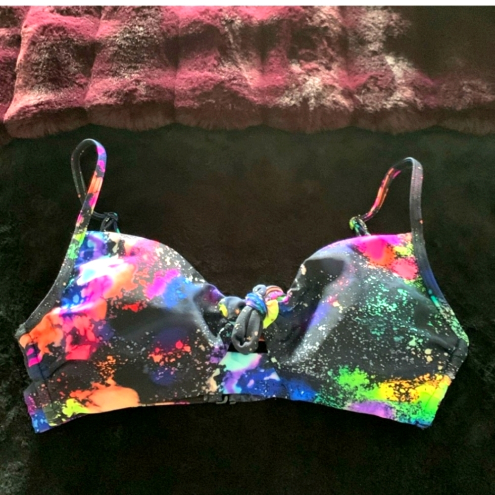 Womens sz medium 7-9 swimsuit top. Splatter. No Boundaries